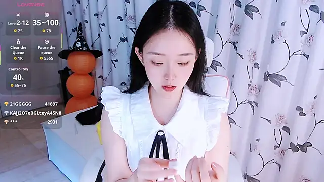 Niannian- online show from November 9, 12:31 pm