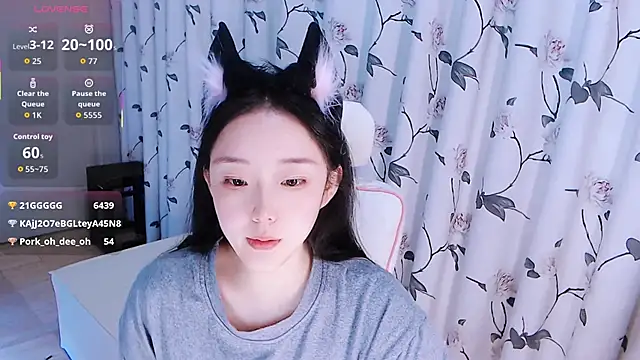 Niannian- online show from December 3, 7:02 pm