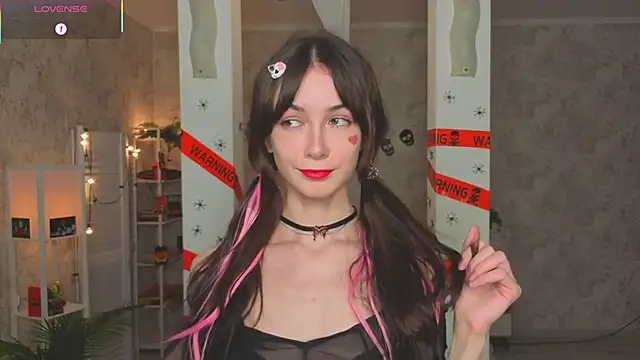 ReneeLippeatt online show from October 31, 7:43 pm