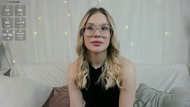 Snapshot of LisaRiza chatting on September 22, 8:20 am LisaRiza online show from September 22, 8:20 am