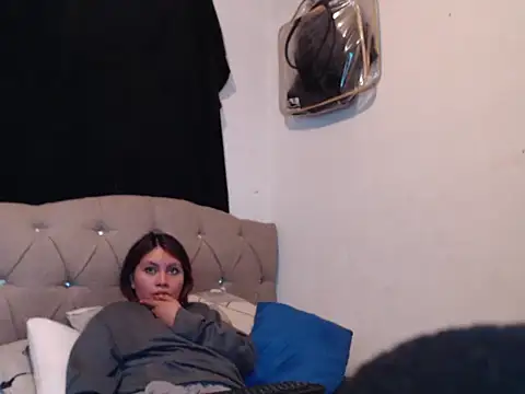 dulce-emily18 online show from November 11, 3:34 am