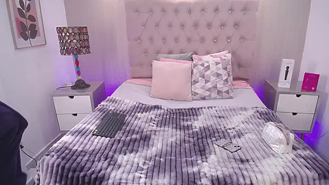 EmilyCley online show from December 5, 4:33 am