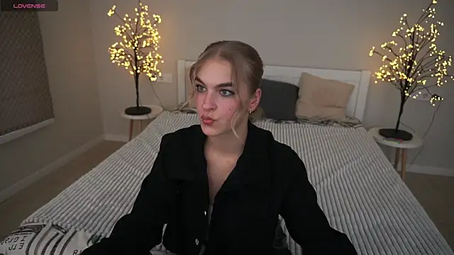 Snapshot of AlinaLiii chatting on November 11, 1:39 pm AlinaLiii online show from November 11, 1:39 pm