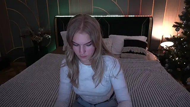 Snapshot of AlinaLiii chatting on December 16, 8:57 pm AlinaLiii online show from December 16, 8:57 pm