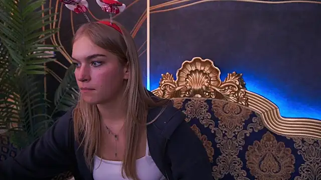 Snapshot of AlinaLiii chatting on December 4, 8:52 pm AlinaLiii online show from December 4, 8:52 pm