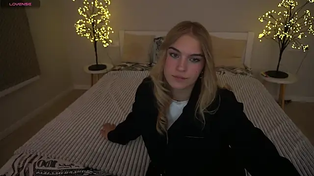 Snapshot of AlinaLiii chatting on November 22, 8:51 pm AlinaLiii online show from November 22, 8:51 pm