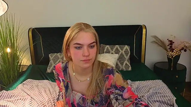 AlinaLiii online show from April 15, 1:04 pm