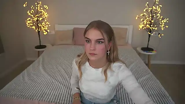 Snapshot of AlinaLiii chatting on November 18, 3:04 pm AlinaLiii online show from November 18, 3:04 pm