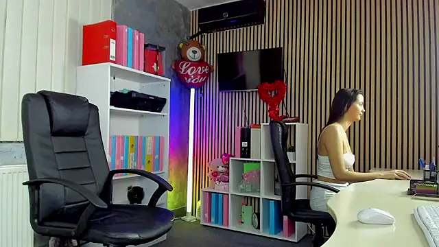 Snapshot of OfficeGirls chatting on June 11, 12:32 am OfficeGirls online show from June 11, 12:32 am