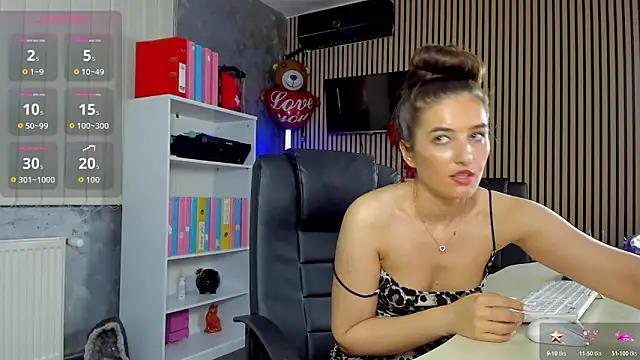 Snapshot of OfficeGirls chatting on June 8, 1:28 am OfficeGirls online show from June 8, 1:28 am