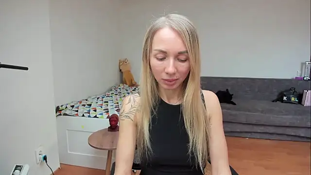 Snapshot of AlisiaCat chatting on May 19, 7:26 am AlisiaCat online show from May 19, 7:26 am