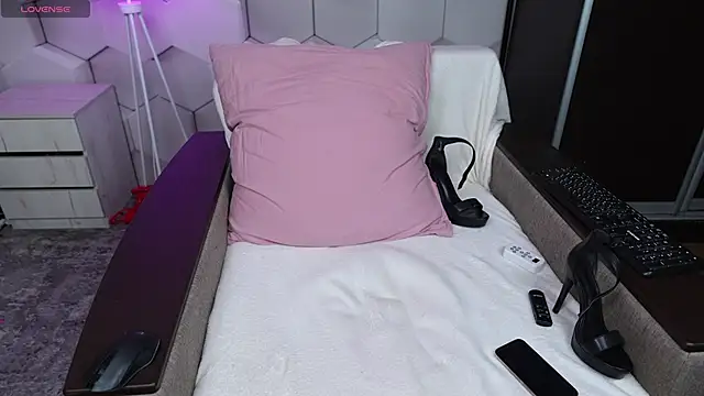 HottieEmma online show from December 22, 12:05 pm