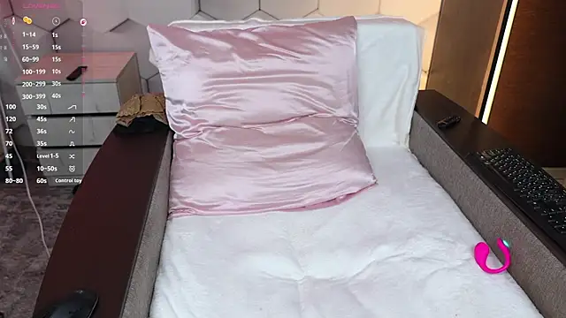 HottieEmma online show from May 7, 12:08 pm