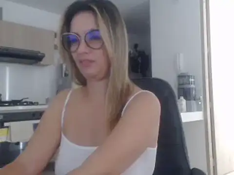 Snapshot of LovePaula chatting on March 15, 3:48 pm LovePaula online show from March 15, 3:48 pm