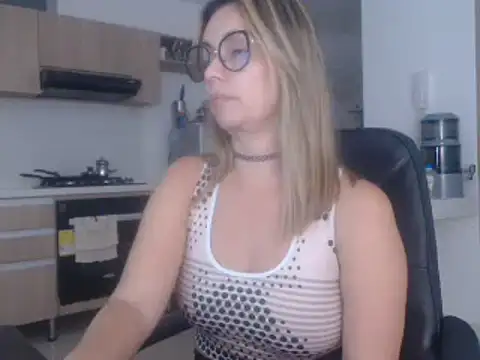 Snapshot of LovePaula chatting on February 22, 2:06 am LovePaula online show from February 22, 2:06 am