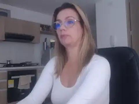 Snapshot of LovePaula chatting on March 10, 11:45 am LovePaula online show from March 10, 11:45 am