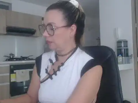 Snapshot of LovePaula chatting on February 19, 2:01 pm LovePaula online show from February 19, 2:01 pm