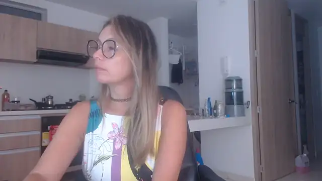 Snapshot of LovePaula chatting on October 19, 1:30 am LovePaula online show from October 19, 1:30 am