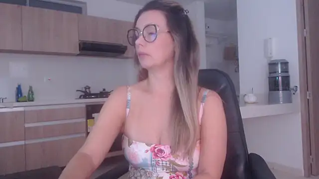 LovePaula online show from March 29, 1:07 am