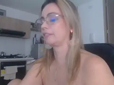 Snapshot of LovePaula chatting on March 17, 1:14 am LovePaula online show from March 17, 1:14 am