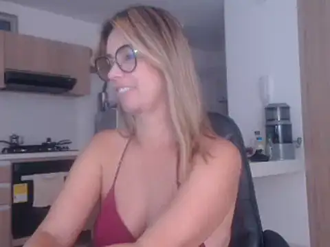 Snapshot of LovePaula chatting on February 6, 11:31 am LovePaula online show from February 6, 11:31 am