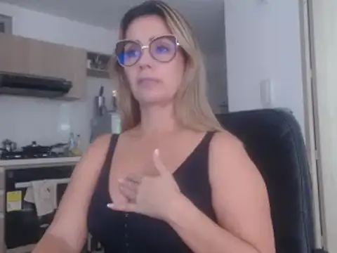 Snapshot of LovePaula chatting on March 5, 10:21 pm LovePaula online show from March 5, 10:21 pm