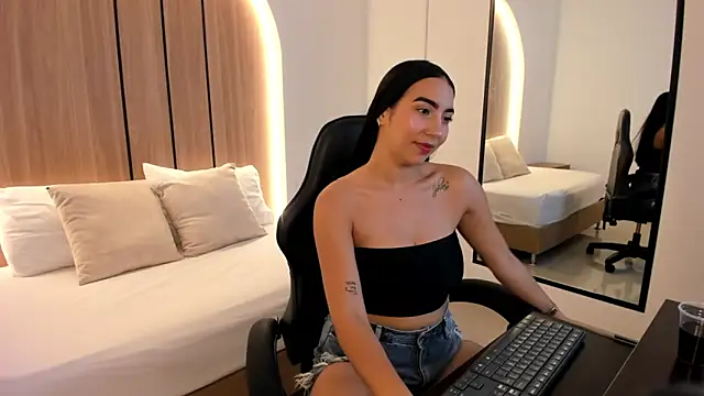 olivia willoow online show from December 14, 3:24 am