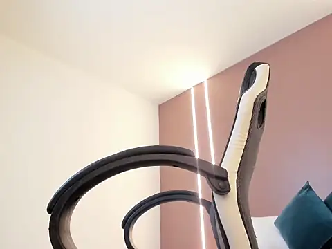 zoee zi online show from March 11, 8:25 pm