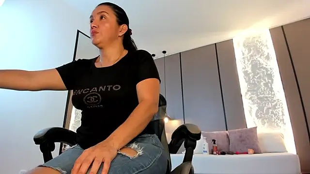 zoee zi online show from February 11, 7:36 pm