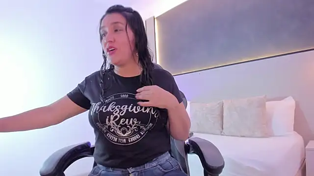 Snapshot of zoee_zi chatting on November 6, 7:07 pm zoee zi online show from November 6, 7:07 pm