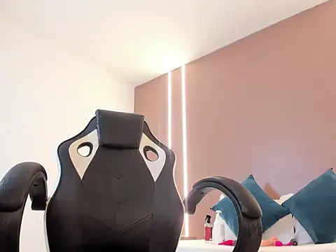 zoee zi online show from March 14, 8:37 pm