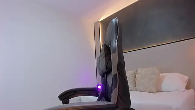 Snapshot of zoee_zi chatting on November 18, 7:50 pm zoee zi online show from November 18, 7:50 pm