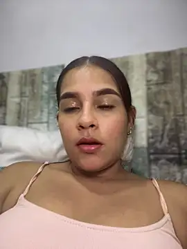 Snapshot of Valery_lux16 chatting on February 26, 8:31 pm Valery lux16 online show from February 26, 8:31 pm