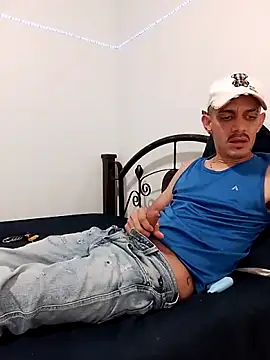 Snapshot of LATINO27CM chatting on October 18, 11:40 pm LATINO27CM online show from October 18, 11:40 pm