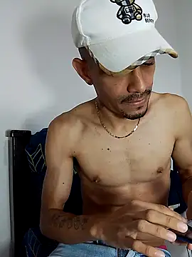 Snapshot of LATINO27CM chatting on October 4, 7:26 pm LATINO27CM online show from October 4, 7:26 pm