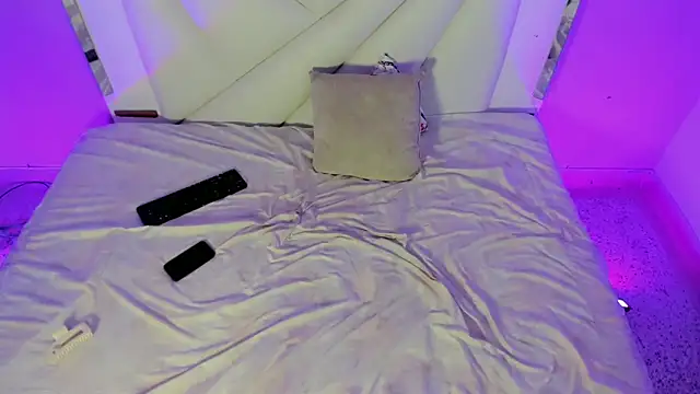 Snapshot of Isabela_saenz chatting on September 30, 5:02 am Isabela saenz online show from September 30, 5:02 am