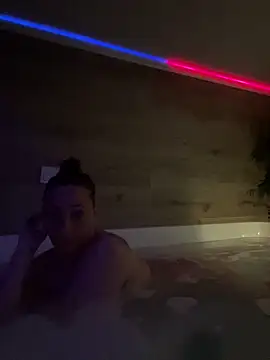 Snapshot of Reine_du_Vice84 chatting on February 23, 1:40 am Reine du Vice84 online show from February 23, 1:40 am