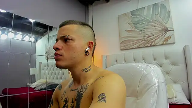 Snapshot of wildthor26 chatting on February 24, 4:35 am wildthor26 online show from February 24, 4:35 am