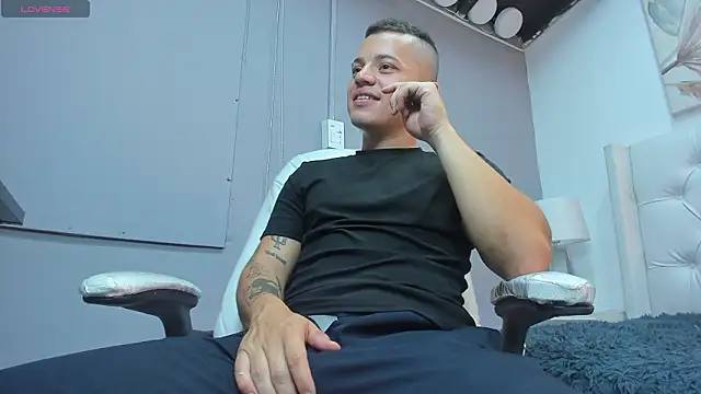 Snapshot of wildthor26 chatting on February 13, 4:01 am wildthor26 online show from February 13, 4:01 am