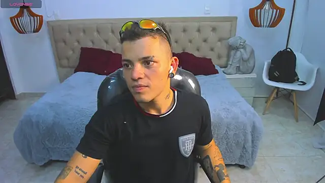 Snapshot of wildthor26 chatting on February 7, 3:25 am wildthor26 online show from February 7, 3:25 am