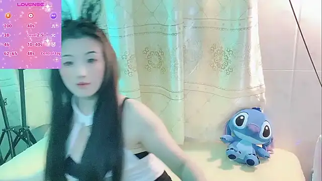 Snapshot of White-Lia chatting on October 17, 11:56 am White-Lia online show from October 17, 11:56 am