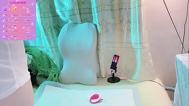 Snapshot of White-Lia chatting on September 30, 7:53 pm White-Lia online show from September 30, 7:53 pm