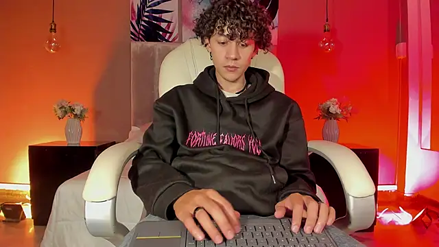 Snapshot of Helios_Obscuro chatting on November 9, 3:10 am Helios Obscuro online show from November 9, 3:10 am