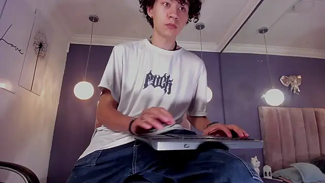 Snapshot of Helios_Obscuro chatting on November 13, 3:32 am Helios Obscuro online show from November 13, 3:32 am