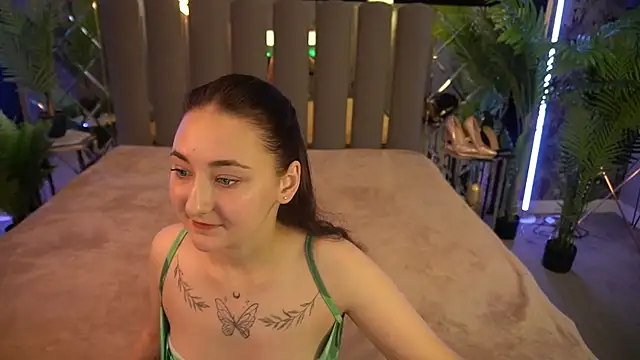 Snapshot of SashaDuvalle chatting on October 4, 7:10 am SashaDuvalle online show from October 4, 7:10 am