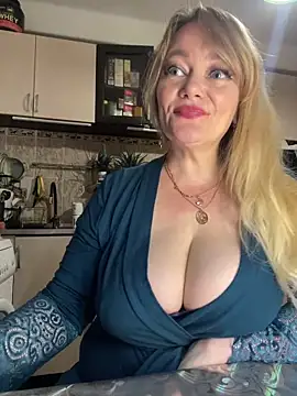 Snapshot of Sweet-blonde chatting on June 6, 11:32 pm Sweet-blonde online show from June 6, 11:32 pm