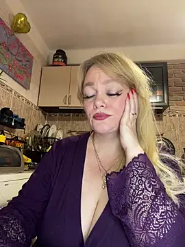 Snapshot of Sweet-blonde chatting on October 10, 11:16 pm Sweet-blonde online show from October 10, 11:16 pm