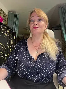 Snapshot of Sweet-blonde chatting on July 15, 9:00 pm Sweet-blonde online show from July 15, 9:00 pm