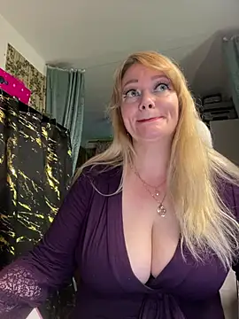 Snapshot of Sweet-blonde chatting on July 18, 9:56 pm Sweet-blonde online show from July 18, 9:56 pm