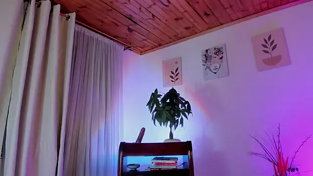 Snapshot of Lauraricci__ chatting on June 27, 6:30 am Lauraricci online show from June 27, 6:30 am